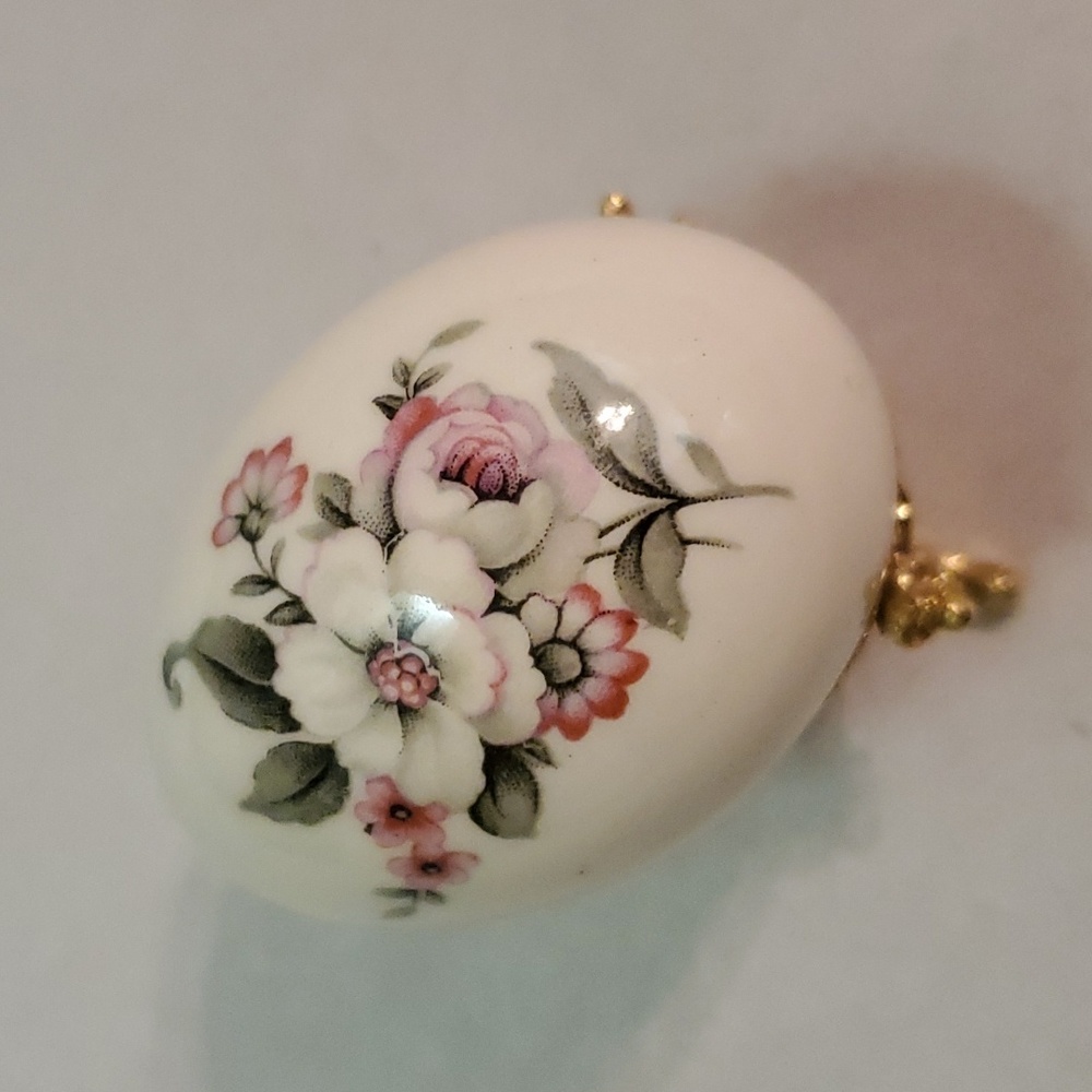 Porcelain decorated egg with stand